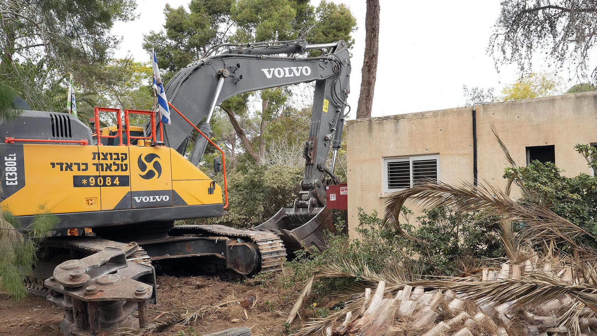 דחפורים מתחילים בהרס בתים ב קיבוץ ניר עוז לפני שיקומם