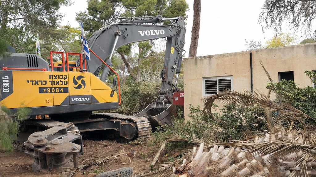דחפורים מתחילים בהרס בתים ב קיבוץ ניר עוז לפני שיקומם