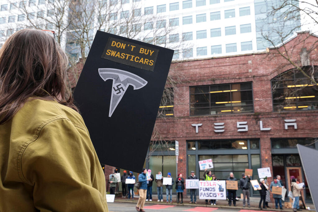 מחאה נגד אלון מאסק מול אולם תצוגה של טסלה ב סיאטל 15.2.25
