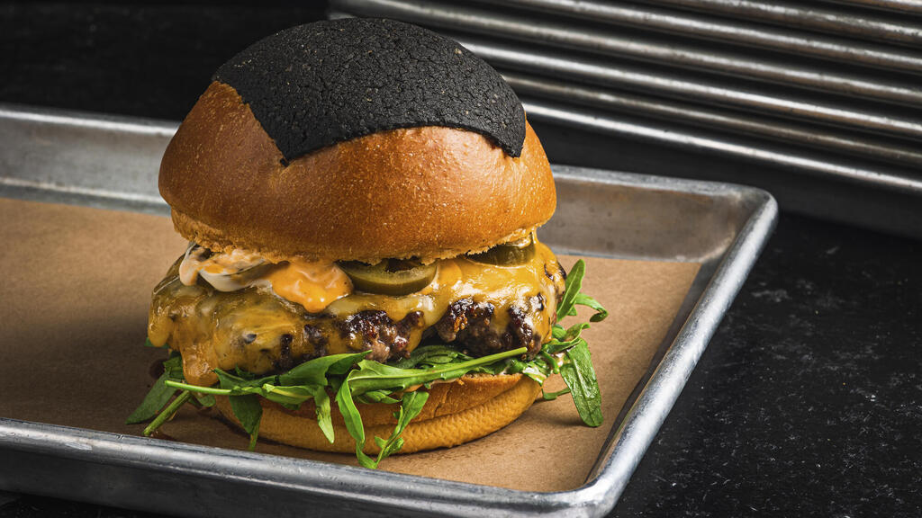 פנאי  GDB המבורגר עם כיפת שום שחורה מסעדה ב תל אביב