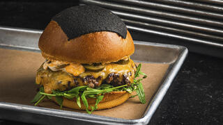 פנאי  GDB המבורגר עם כיפת שום שחורה מסעדה ב תל אביב