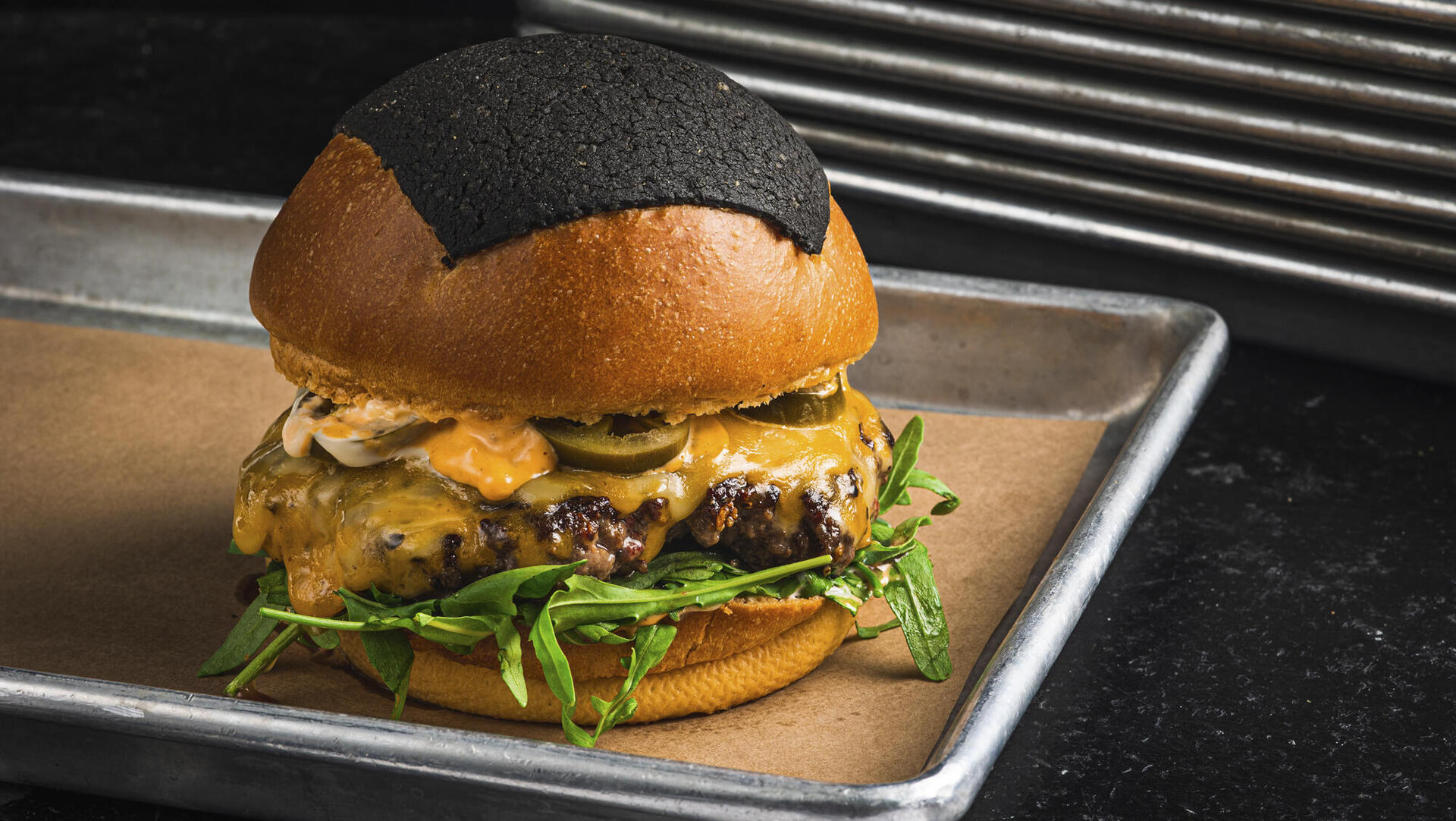 פנאי  GDB המבורגר עם כיפת שום שחורה מסעדה ב תל אביב