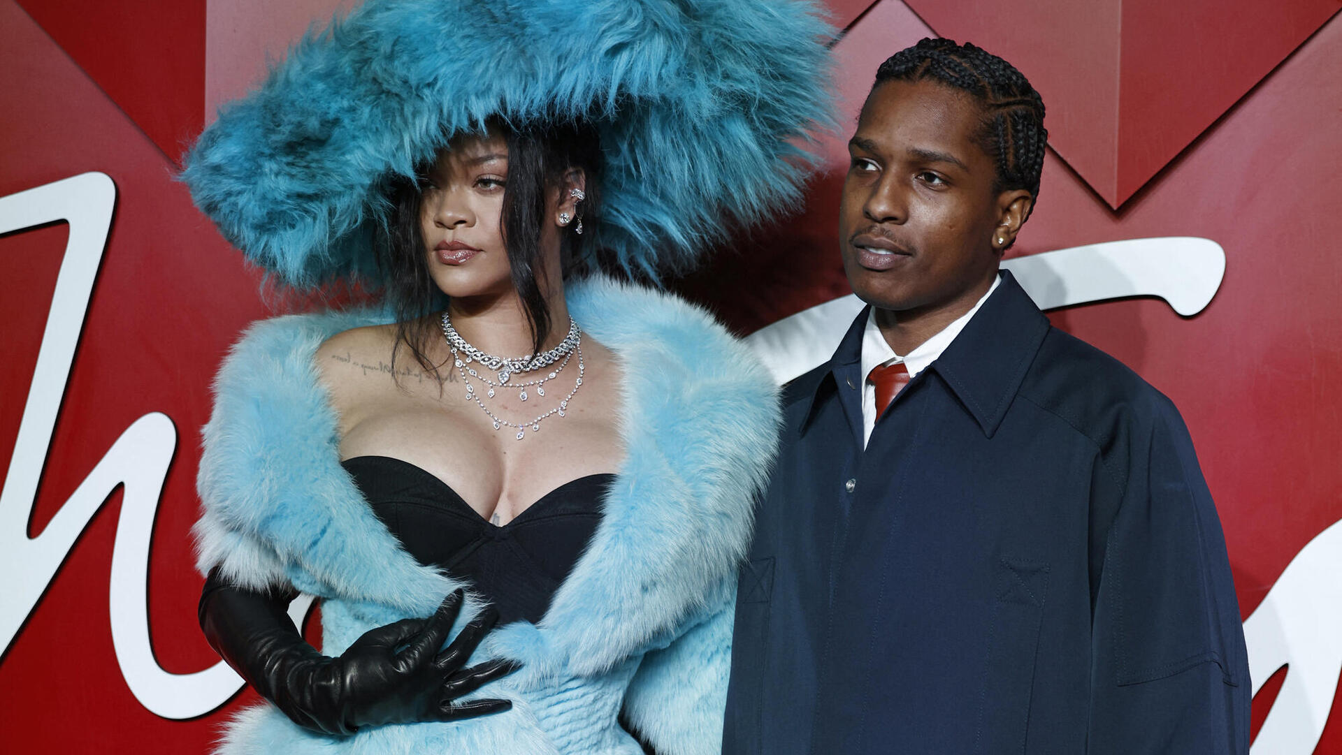 פנאי ריהאנה בפרווה וינטג’ של לקרואה