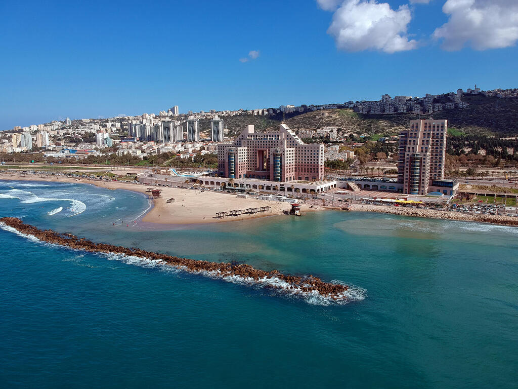 מבט על נווה דוד מחוף הים. מיקום אסטרטגי (צילום: Eli Schwartz/Shutterstock) חוף הים חוף ים ו שכונת נווה דוד נוה דוד חיפה