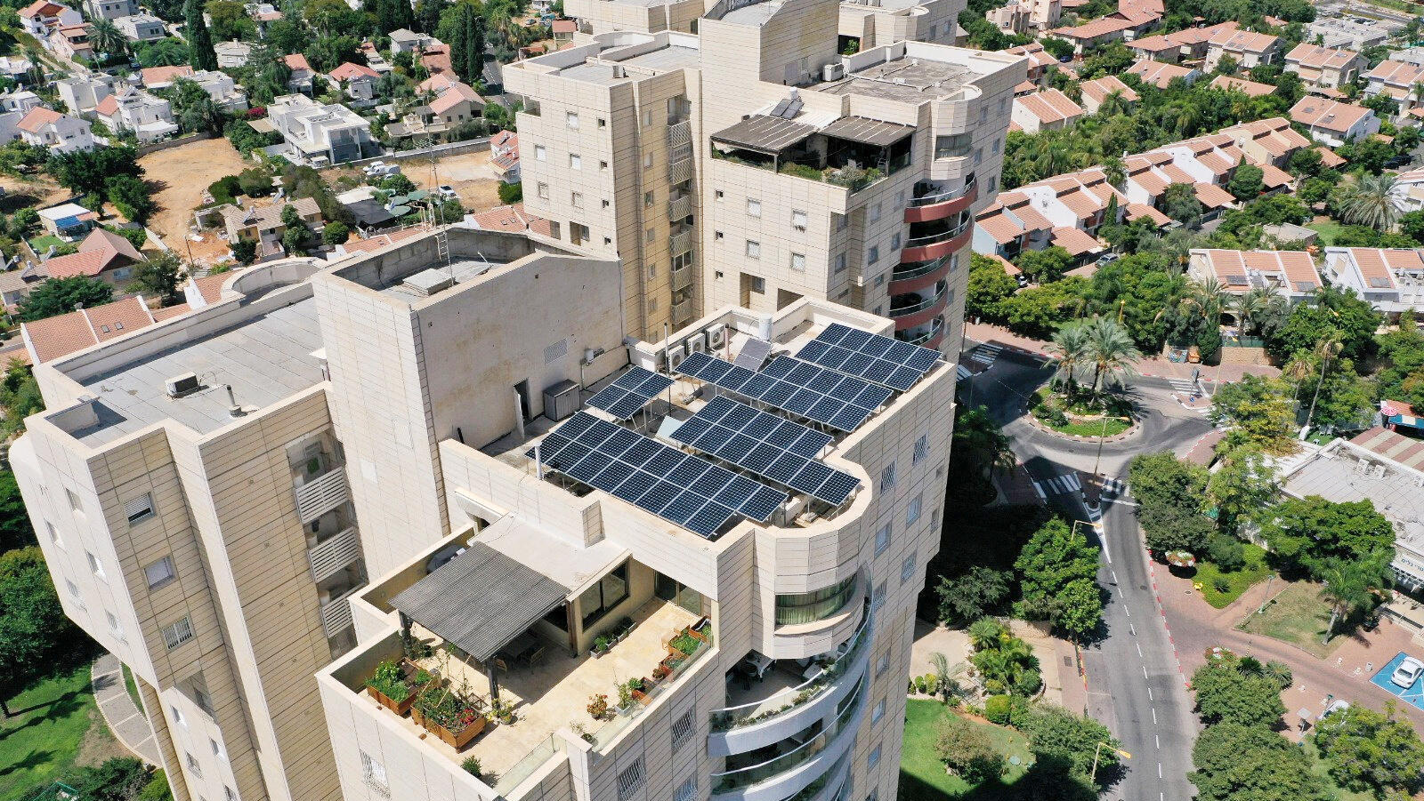 פאנלים סולאריים על גג בניין