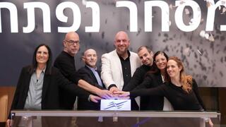 מרכז הנדל"ן הנהלת קבוצת שובל, שהחלה להיסחר בבורסה במאי האחרון, מצלצלת בפעמון פתיחת המסחר השבוע