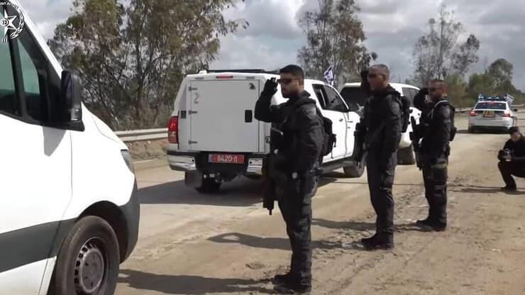 שוטרים מצדיעים לשיירה (צילום: דוברות המשטרה) שוטרים מצדיעים לשיירה של החללים החטופים