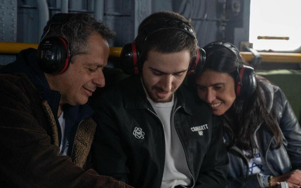 עומר שם טוב מחובק עם הוריו במסוק 