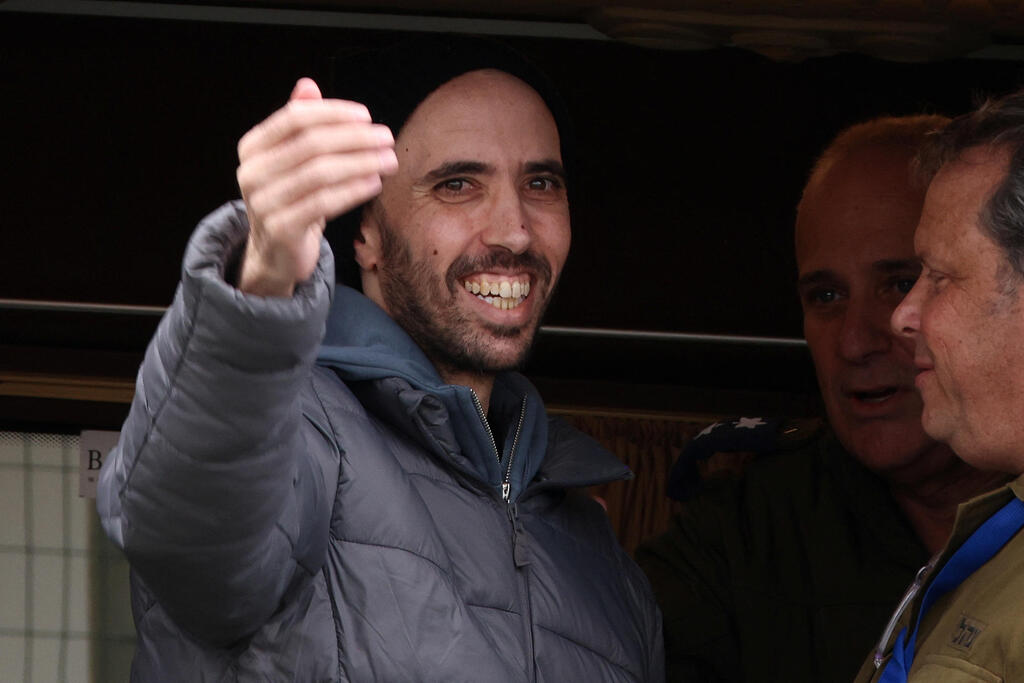 טל שהם נוחת בבית החולים בילינסון לאחר שחרורו מהשבי