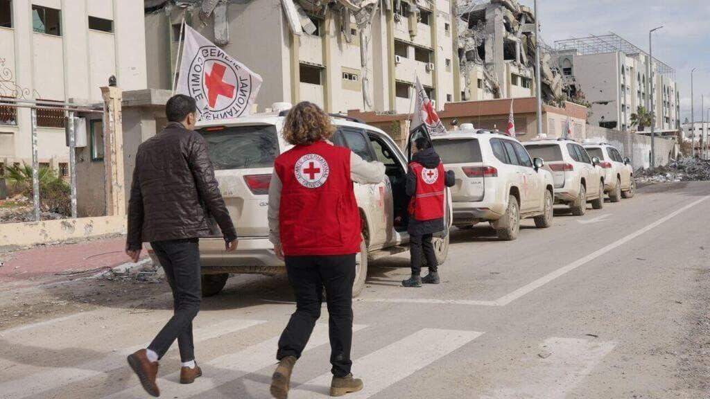הישאם א-סייד צועד לעבר הרכב של הצלב האדום