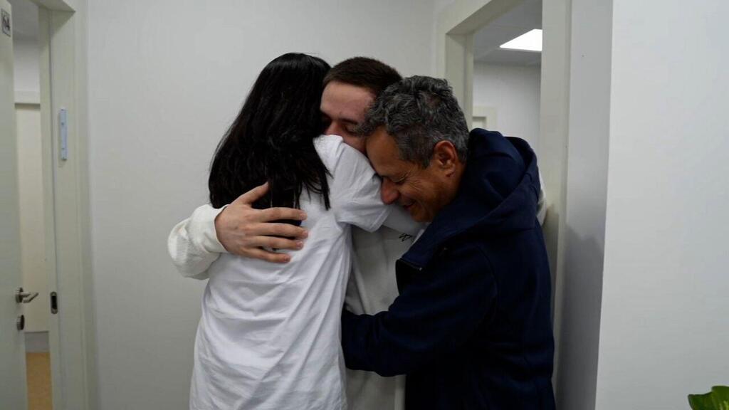 עומר שם טוב נפגש עם הוריו אחרי ששוחרר מהשבי לאחר 505 ימים