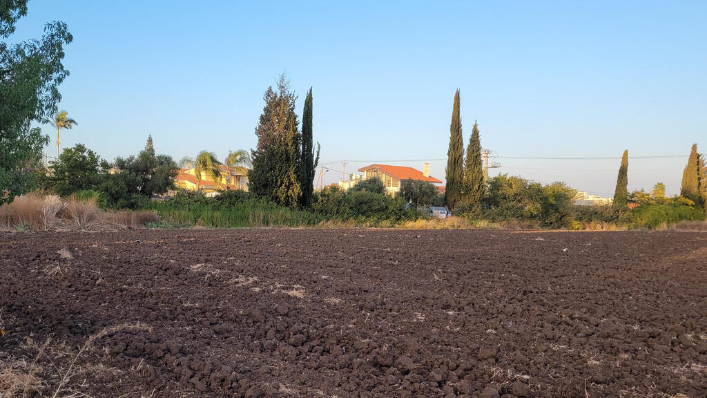 שדות חקלאיים הצמודים לבתי שכונת קרית בנימין ב קרית אתא