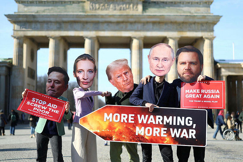 הפגנה בברלין גרמניה לקראת הבחירות. מפגינים עם דמויות (משמאל) של אלון מאסק , מנהיגת מפלגת AfD אליס ויידל , דונלד טראמפ , ולדימיר פוטין ו ג'יי. די. ואנס