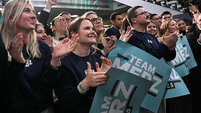 תומכיו של מנהיג מפלגת השמרנים CDU פרידריך מרץ במטה המפלגה בגרמניה, הערב