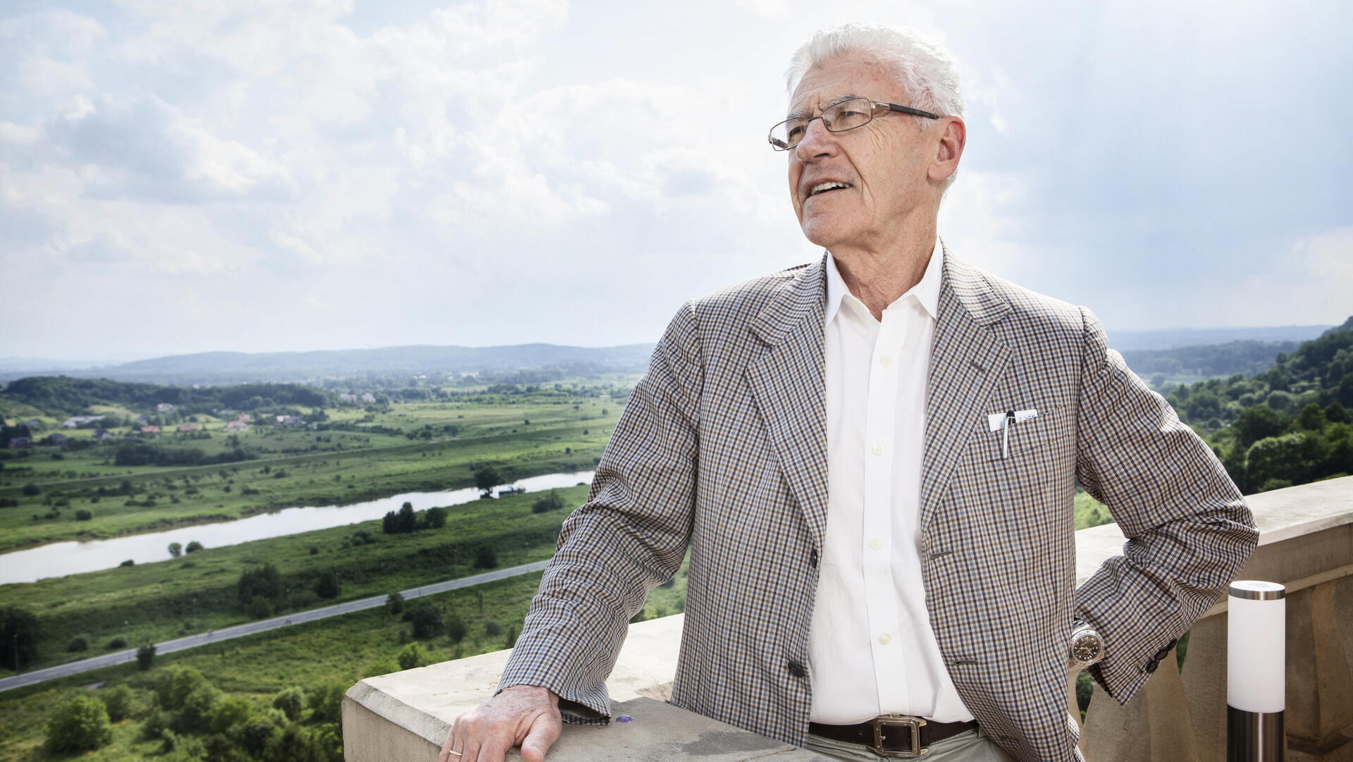 קרוגלנסקי. "כבוד הוא המוטיבציה החברתית החזקה ביותר. פסיכולוגים מדברים על הצורך להשתייך, אבל כבוד הוא יותר מזה — זה הצורך להיות מקובל"