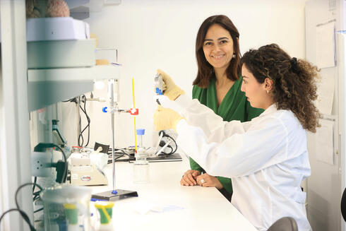 Nora Nseir <span style="font-weight: normal;">(left) </span>in the Nurami Medical lab in Haifa 