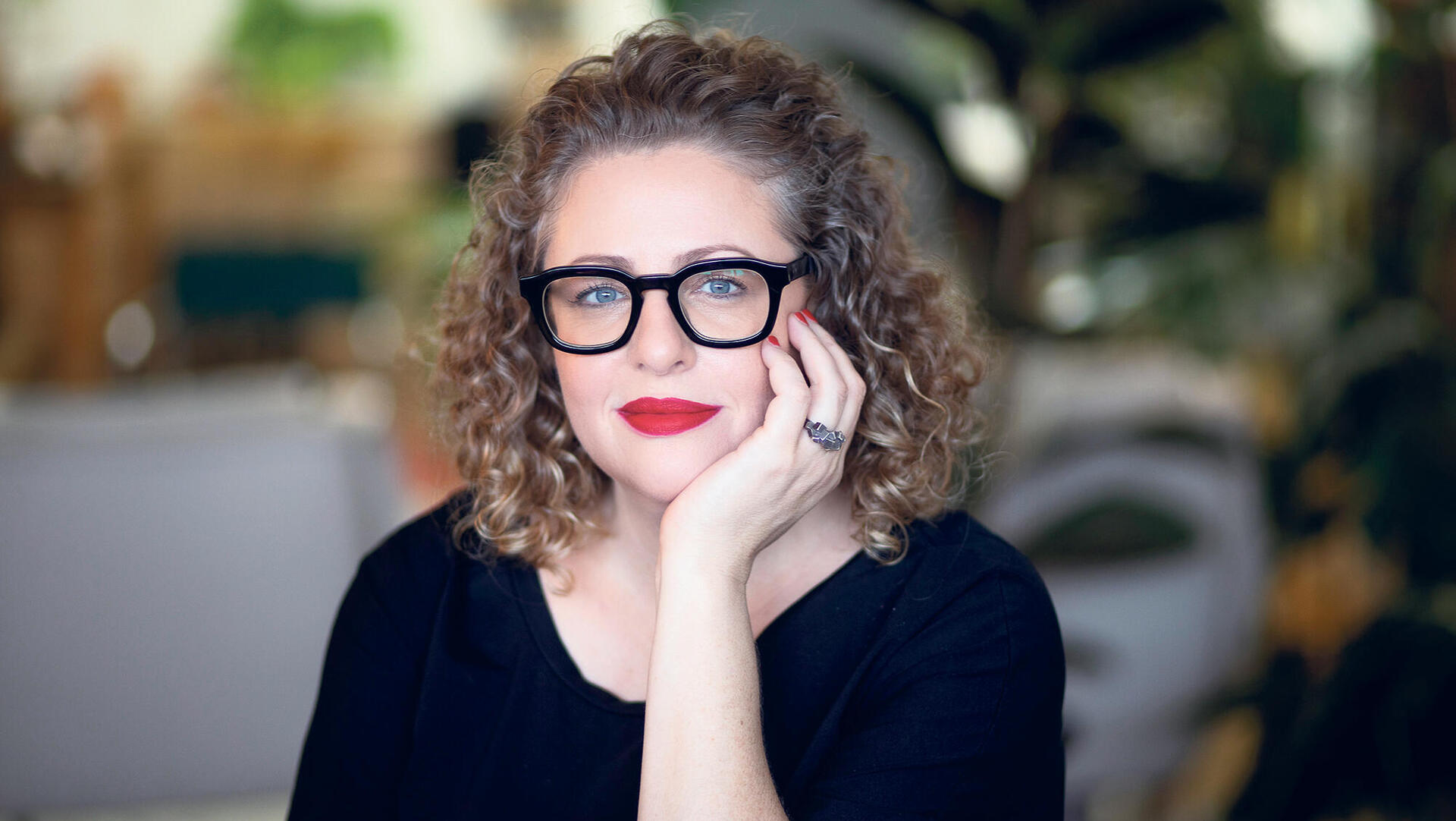 מגזין נשים - העורכת הסופרת והמתרגמת נועה מנהיים 