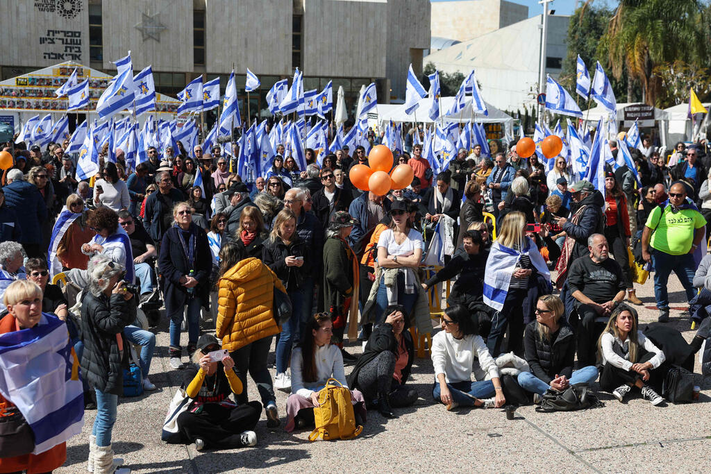 כיכר החטופים (צילום: Ahmad GHARABLI / AFP) כיכר החטופים 2 בזמן הלוויה של משפחת ביבס 26.2.25