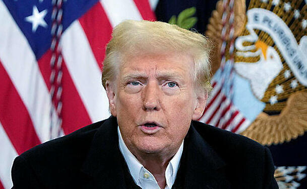  נשיא ארה"ב דונלד טראמפ בתדרוך בעיר אשוויל ב צפון קרוליינה