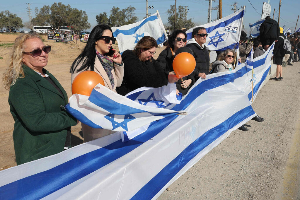 צילום: Jack GUEZ / AFP מסע הלוויה של משפחת ביבס ניר עוז פברואר 2025