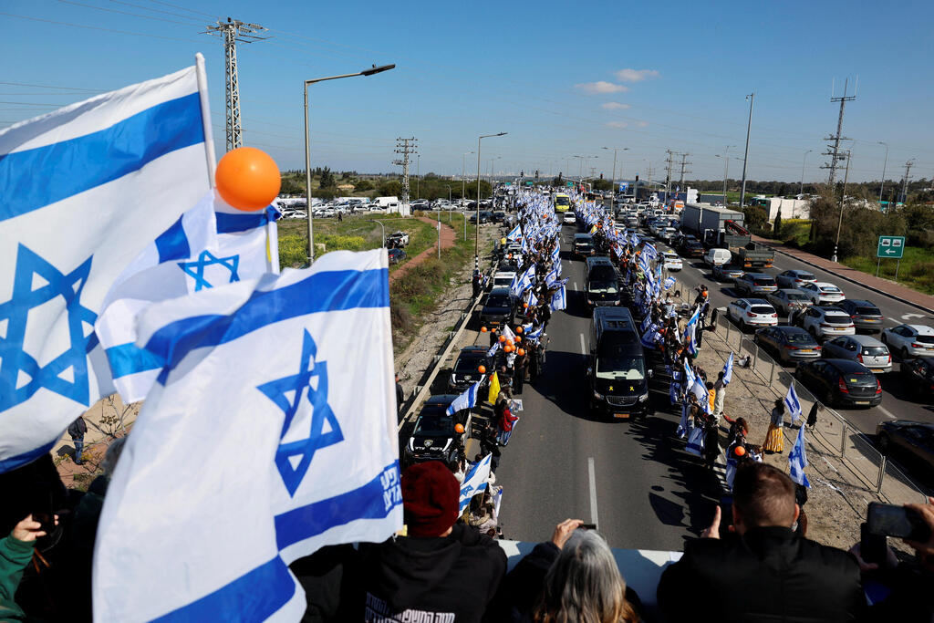 צילום: REUTERS/Ronen Zvulun/רויטרס מסע הלוויה של משפחת ביבס פברואר 2025