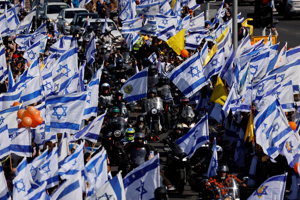 צילום: רויטרס/REUTERS/Amir Cohen מסע הלוויה של משפחת ביבס אזרחים באשקלון פברואר 2025