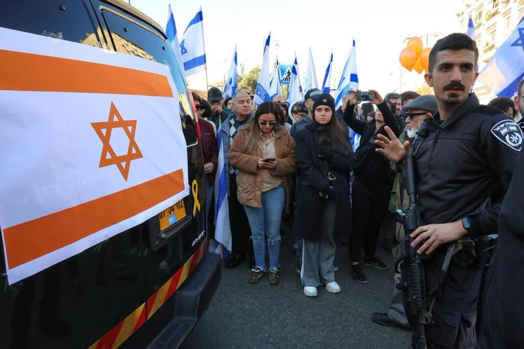 המונים מלווים את מסע ההלוויה של משפחת ביבס 2