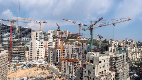 המנופאים חזרו לעבוד ללא מיגון: "זכוכיות מתנפצות, אין לנו איפה להסתתר"