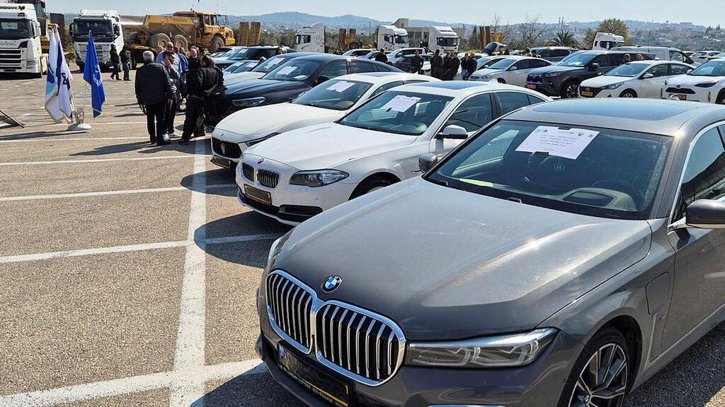 מכוניות שהחרימה המשטרה במסגרת פשיטה על ארגון אבו לטיף 26.2.25