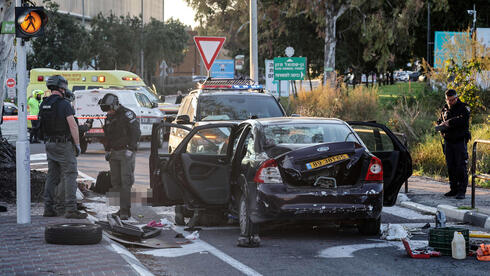 מחבל דרס הולכי רגל בצומת כרכור, התנגש בניידת וחוסל. 14 נפצעו, בהם נערה במצב אנוש