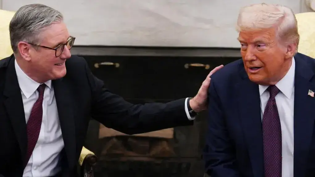 נשיא ארה"ב דונלד טראמפ וראש ממשלת בריטניה קיר סטארמר