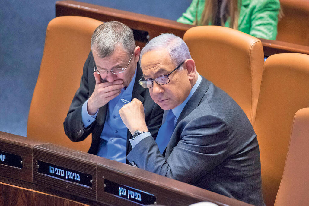מימין בנימין נתניהו ראש הממשלה יריב לוין שר המשפטים במליאת הכנסת