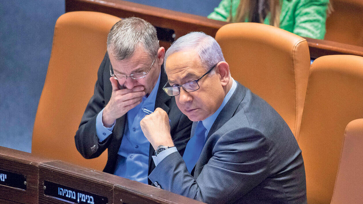 מימין בנימין נתניהו ראש הממשלה יריב לוין שר המשפטים במליאת הכנסת