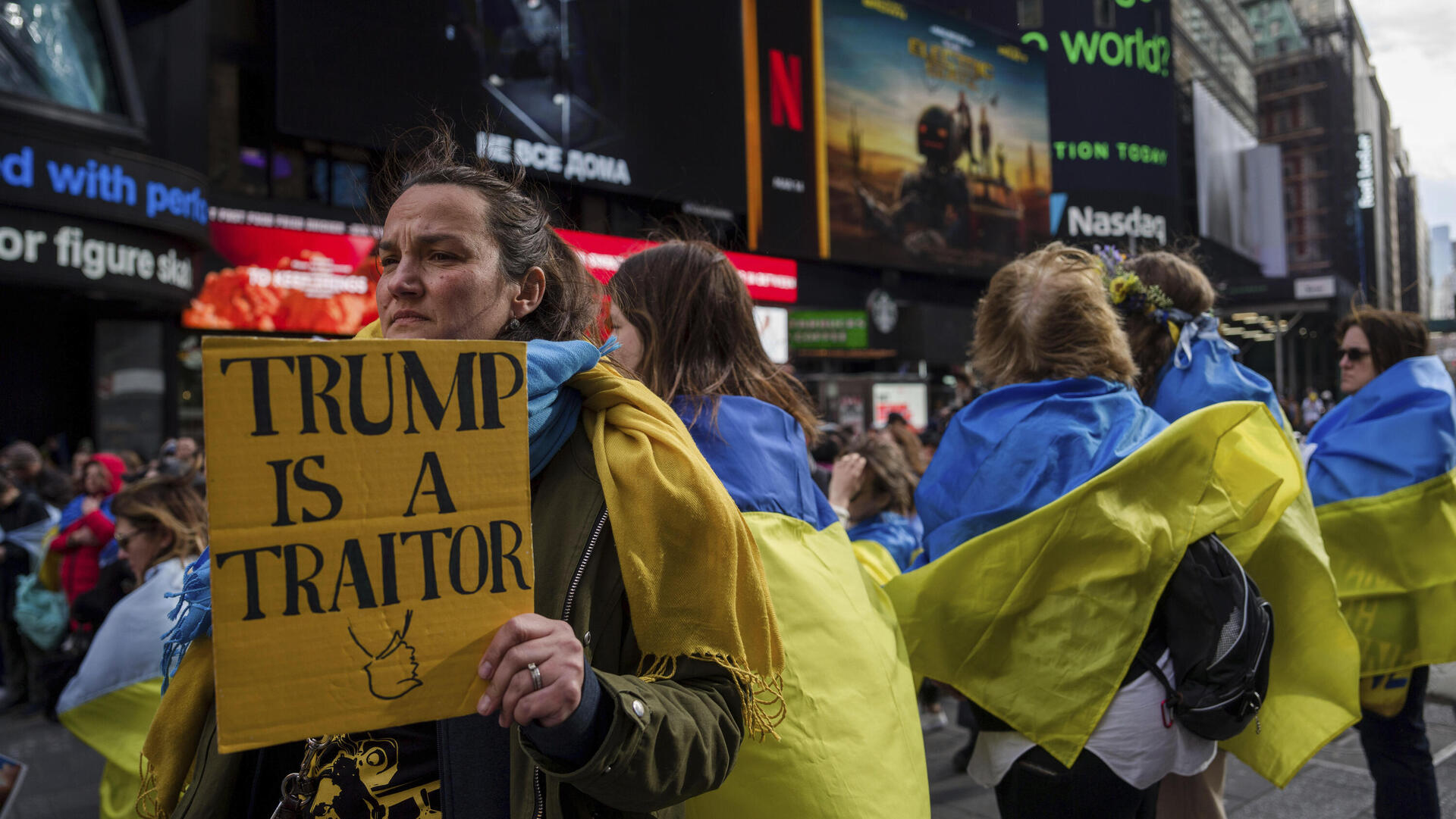 מפגינים 2 למען אוקראינה ב טיימס סקוור ניו יורק ארה"ב אחרי עימות טראמפ זלנסקי