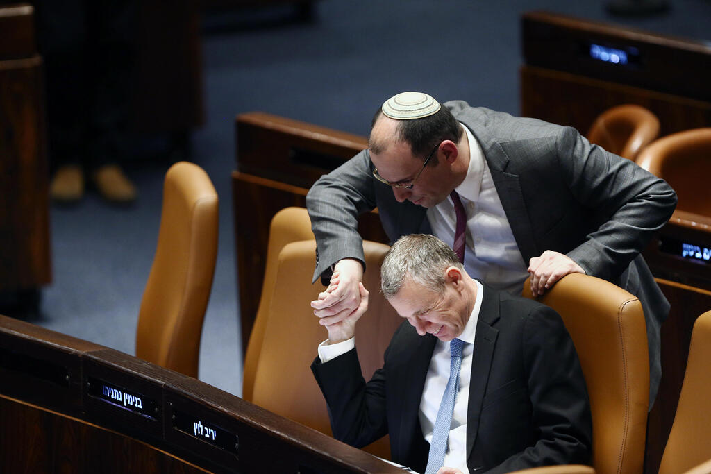 מימין ח"כ שמחה רוטמן ושר המשפטים יריב לוין במליאת הכנסת