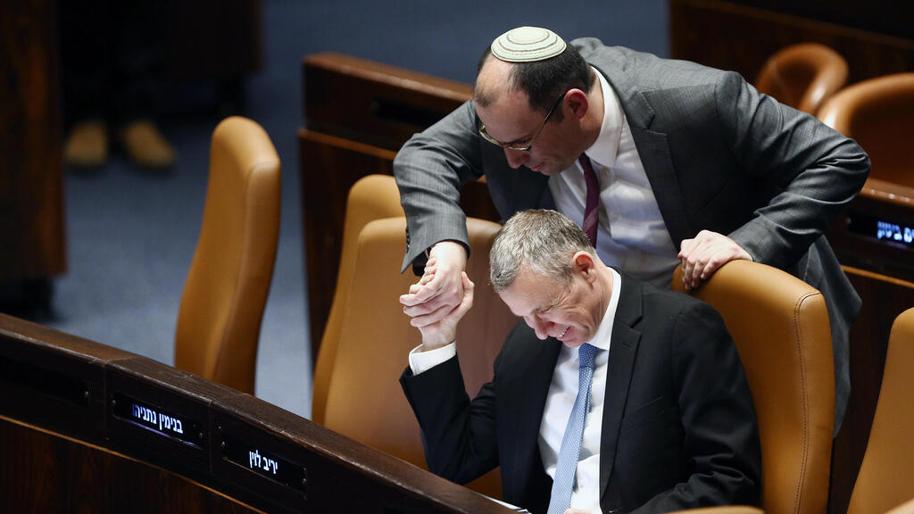 שמחה רוטמן ויריב לוין (צילום: אלכס קולומויסקי) מימין ח"כ שמחה רוטמן ושר המשפטים יריב לוין במליאת הכנסת