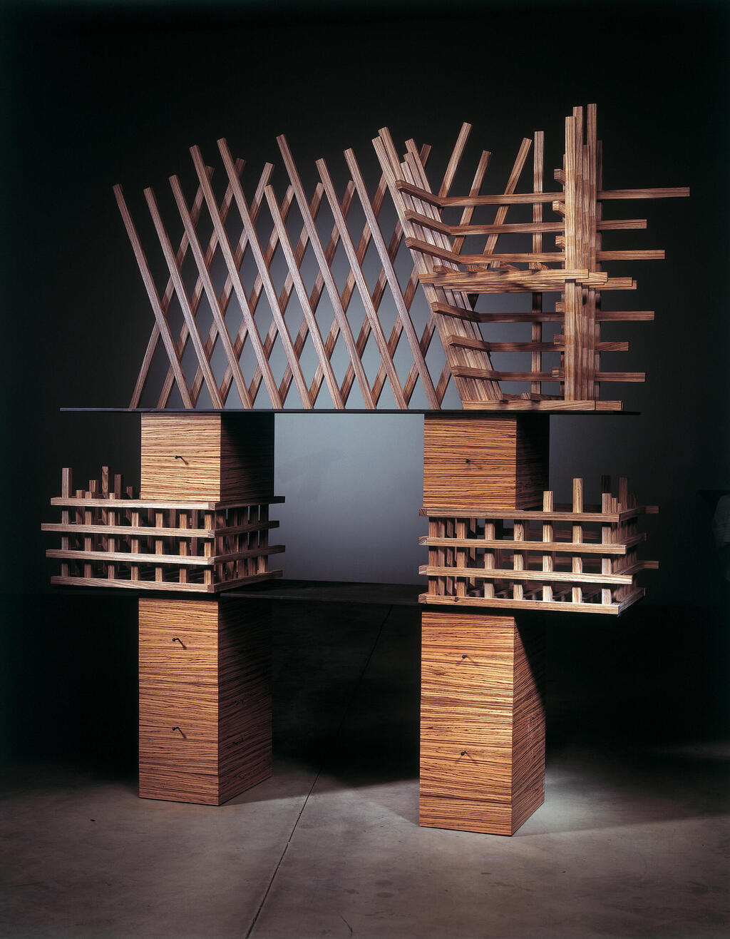 ספריית מדפים של מעצב־העל האיטלקי אטורה סוטסאס פנאי