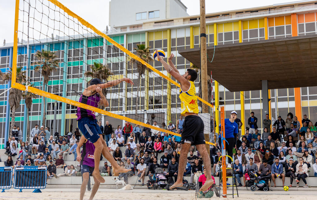  טורניר כדורעף חופים בחוף פרישמן בתל אביב. "כל מה שצריך זה חוף ים, לא מתקנים יקרים. כמעט כל אחד יכול להשתתף", אומר אביב לביא