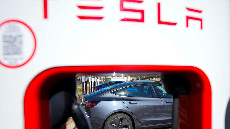 עמדת טעינה של טסלה (צילום: AP Photo/Mike Stewart, File) טסלה עמדת טעינה מכוניות חשמליות