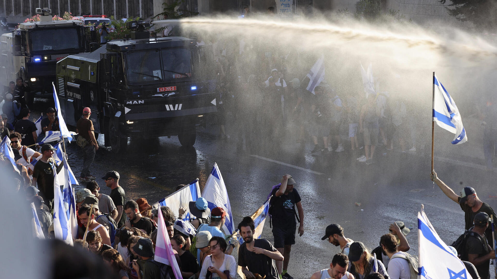 מכת"זית מתיזה על מפגינים נגד ההפיכה המשטרית
