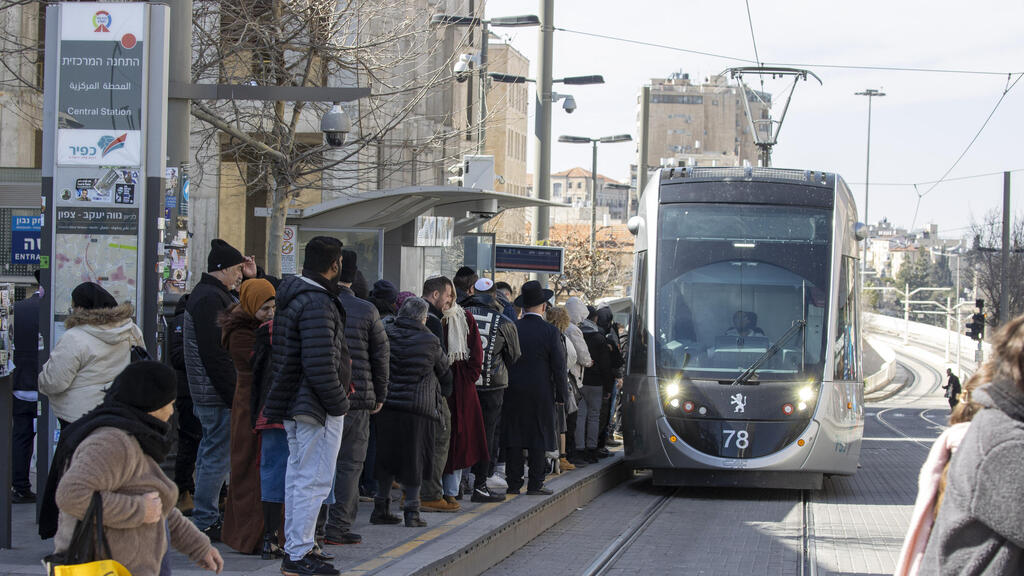 הרכבת הקלה בירושלים (צילום: עמית שאבי) עומס ו צפיפות הרכבת הקלה התחנה המרכזית ירושלים הקו האדום 25.2.25