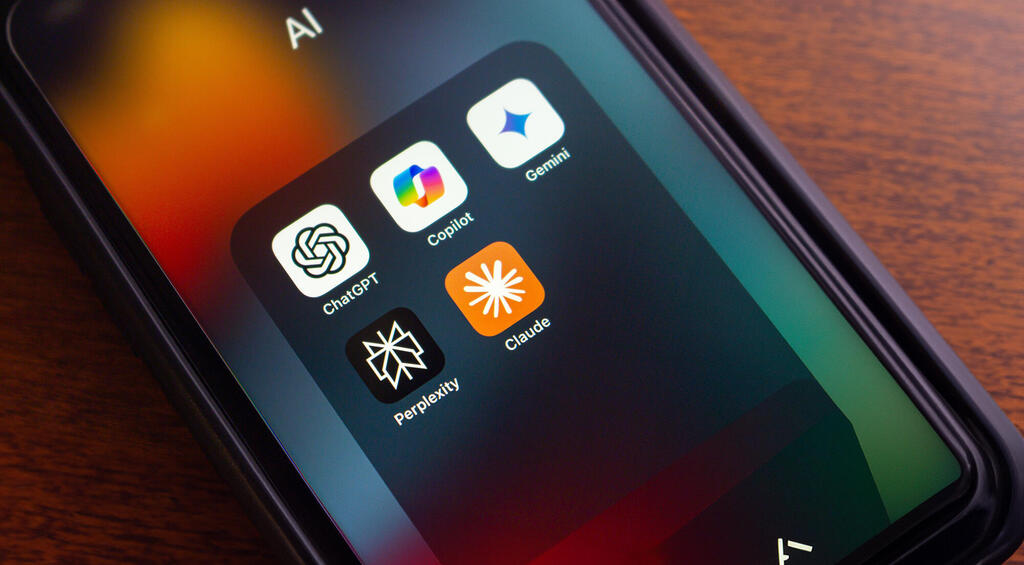AI apps. (Photo: Koshiro K/Shutterstock) כלי בינה מלאכותית AI ג'מיני קופיילוט קלוד פרפלקסיטי ChatGPT
