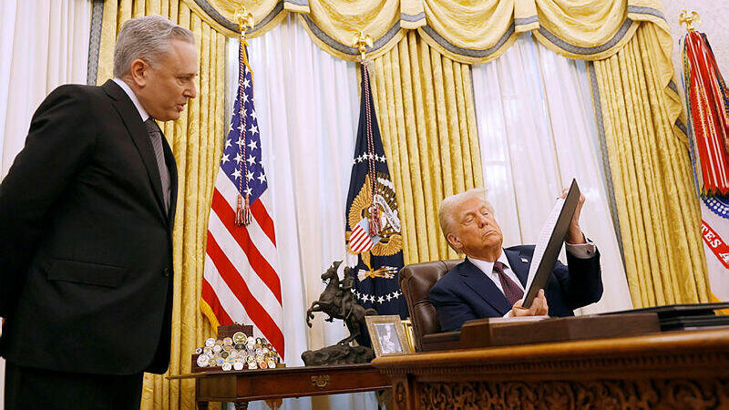 דונלד טראמפ וצאר ה קריפטו דייוויד סאקס בבית הלבן ינואר 2025