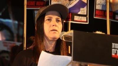 ענת, אמו של מתן אנגרסט, נואמת בעצרת כיכר החטופים