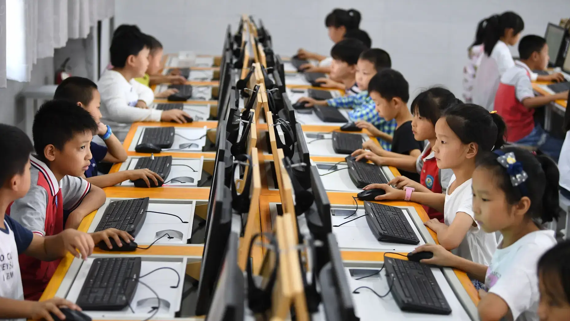 תלמידים בית ספר יסודי סין לימודי מחשב