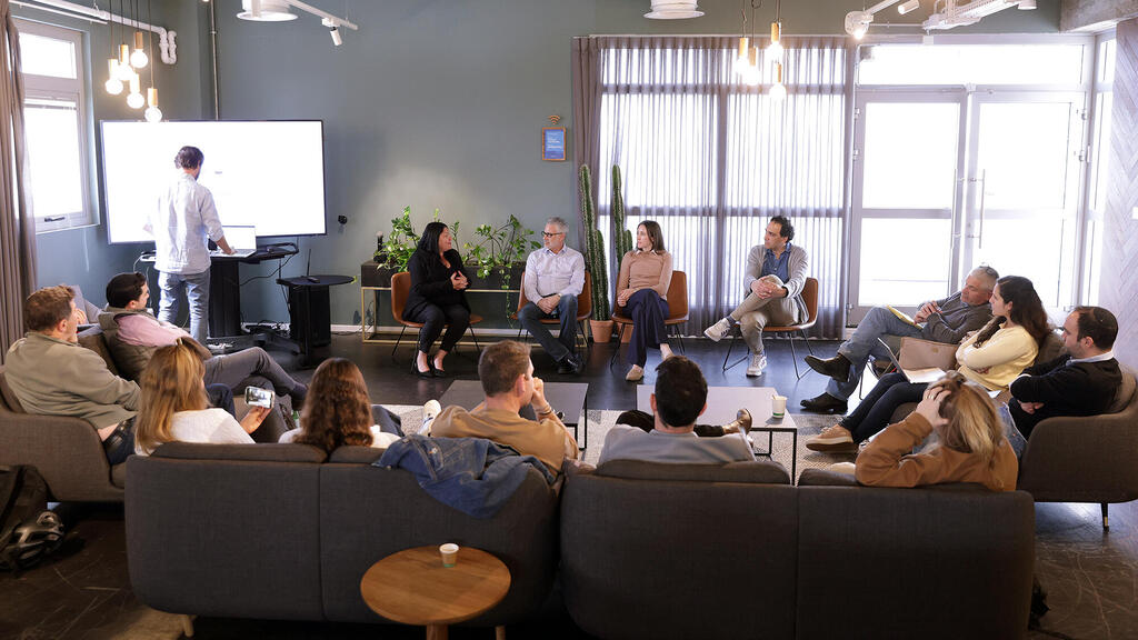 נבחרת החלומות לוועידת ניו יורק 2025 מימין אייל בינו ניקול פריאל גרג וולף הילה אוביל ברנר ויזמי הסטארט אפים שנבחרו