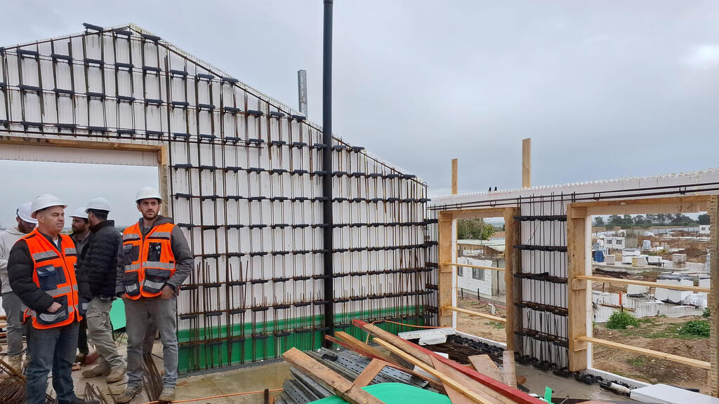 עבודות שיקום בקיבוץ בארי. תקציב הצמיחה לאזור מותנה בחקיקת חוק מיוחד (צילום: תמי בלומנטל) עבודות שיקום ב קיבוץ בארי