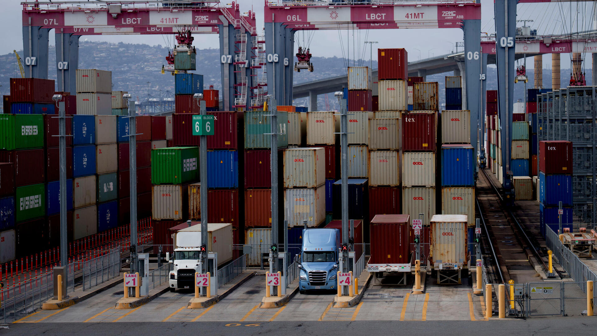 נמל לונג ביץ' ב קליפורניה ארה"ב אוניות מסחר אונייה מלחמת סחר מכסים 2