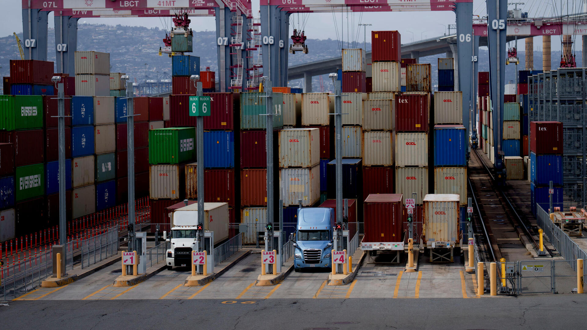 נמל לונג ביץ' ב קליפורניה ארה"ב אוניות מסחר אונייה מלחמת סחר מכסים 2