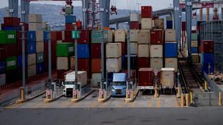 נמל לונג ביץ' ב קליפורניה ארה"ב אוניות מסחר אונייה מלחמת סחר מכסים 2